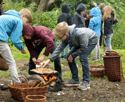 Kinder im Steinzeitlager.JPG